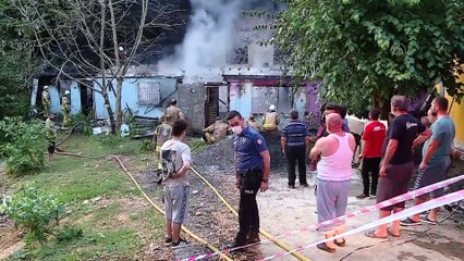 İSTANBUL - Sarıyer'de gecekonduda çıkan ve ormanlık alana da sıçrayan yangın söndürüldü