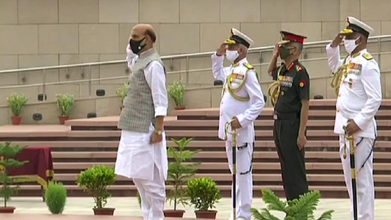 Kargil Vijay Diwas: Rajnath Singh pays tribute to martyrs