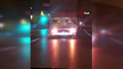 Kamyonetin kasasında tehlikeli yolculuk kamerada