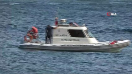 Dünyaca ünlü sahilde kano ile denize açılan gençler, polisi alarma geçirdi