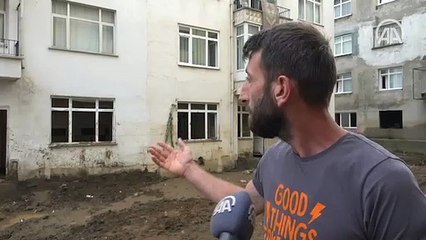 Arhavi'deki selde iple üst kata tırmanarak kurtuldular