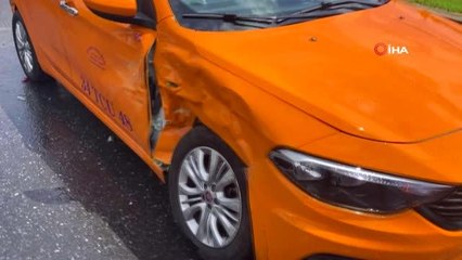 Kaygan yolda aracının kontrolünü kaybeden sürücü taksiye çarptı