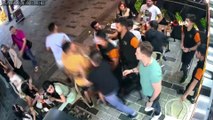 İstanbul’un göbeğinde tekme tokatlı laf atma kavgası kamerada