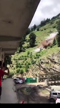 Glissement de terrain provoquant la chute d'énormes rochers de la montagne Himachal Pradesh