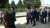 - AK Parti Genel Başkanvekili Kurtulmuş, Bakü’de Haydar Aliyev’in mezarı ile şehitlikleri ziyaret etti