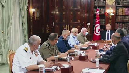 - Tunus’ta Başbakan görevden alındı, meclisin yetkileri donduruldu, halk kutlama yaptı- Tunus Meclis Başkanı El-Gannuşi: “Anayasaya karşı bir darbe”