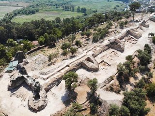 Muğla Akyaka'daki Orta Çağ'dan kalma kale surları gün yüzüne çıkarılıyor