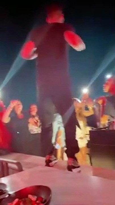 الجمهور يجبر محمد رمضان على الغناء في مطعم.. شاهد: ردة فعله مع فتاة طلبت الرقص معه