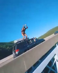 Un drone suit le saut incroyable de ce base jumper