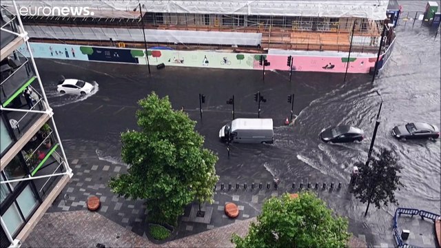 Inundações em Londres provocam cheias nas estações de metro