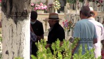 Amador Mohedano, en medio de la polémica, visita la tumba de su hermana Rocío y le lleva flores