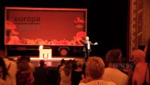 Jorge Javier Vázquez soplando las velas de su tarta de cumpleaños en el teatro