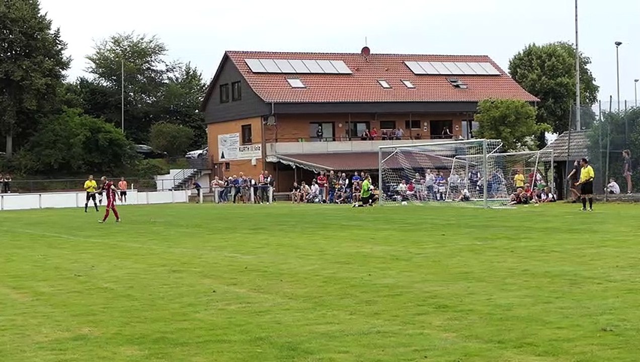 2. Elfmeter: Timo Wiegand (Wolfhagen) trifft zum 2:3 gegen den TSV LaSeu.