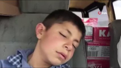 Küçük çocuğun uykulu seyahati görenleri güldürdü