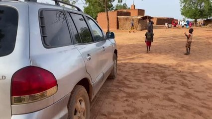 Çölün ortasındaki köye yardım elini Türkiye uzattıKöylerinde Türkleri gören Kollolular şaşkınlıklarını gizleyemediÇocuklara tişört, kadınlara terlik,...