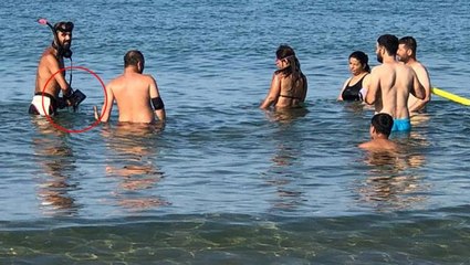 Sahiller define avcılarına kaldı! Ellerinde dedektörle tatilcilerin düşürdüğü eşyaları aradılar