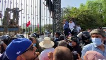 TUNUS - Tunus Meclisi yakınında toplanan darbe karşıtları ile destekçileri arasında arbede yaşandı