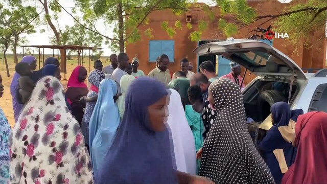 - Çölün ortasındaki köye yardım elini Türkiye uzattı- Köylerinde Türkleri gören Kollolular şaşkınlıklarını gizleyemedi- Çocuklara tişört, kadınlara terlik, köylülere kurban eti dağıtıldı