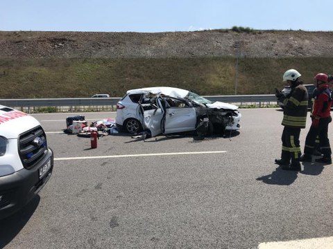 Kocaeli'de bayram tatilinden dönen aileyi taşıyan otomobil tıra çarptı: 5 yaralı