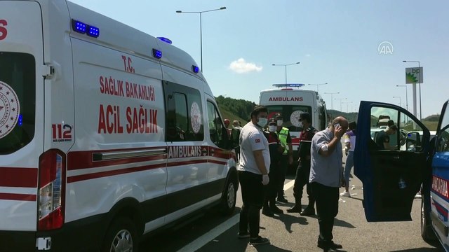 KOCAELİ - Bayram tatilinden dönen aileyi taşıyan otomobil tıra çarptı: 5 yaralı