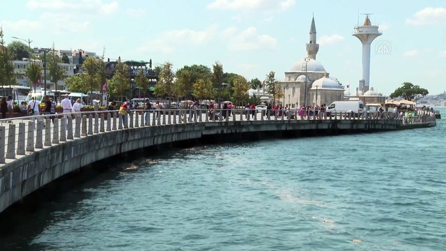 İSTANBUL - Üsküdar'da kıyıya vuran çöplerin oluşturduğu kirlilik çevredekileri rahatsız etti