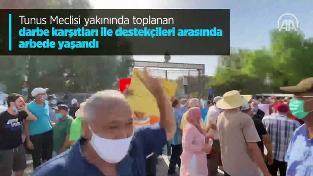 Tunus Meclisi yakınında toplanan darbe karşıtları ile destekçileri arasında arbede yaşandı