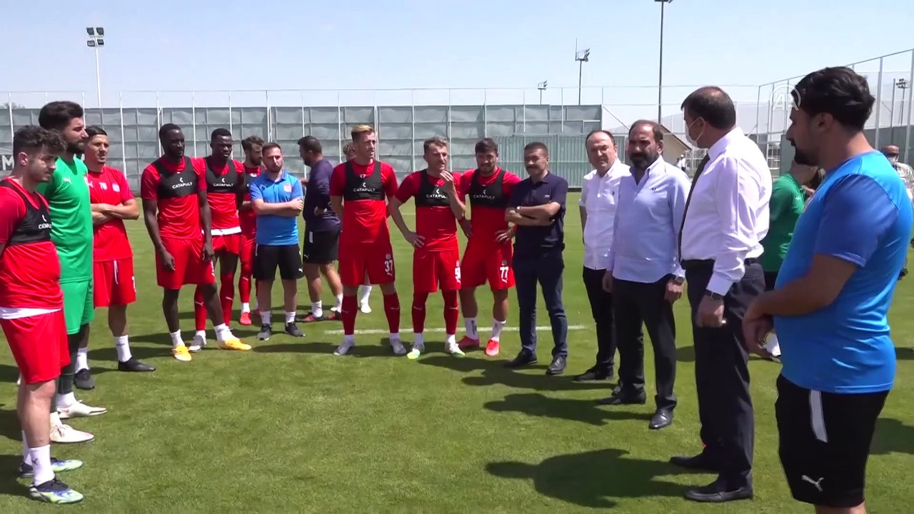 SİVAS - Vali Ayhan, Sivassporlu futbolcuları ziyaret etti