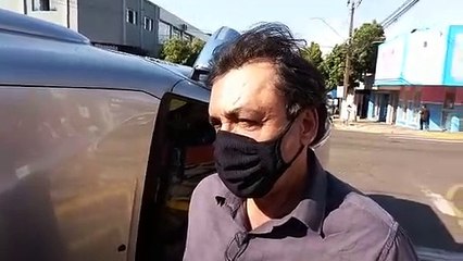 Após colisão, caminhonete tomba no centro de Umuarama nesta segunda-feira