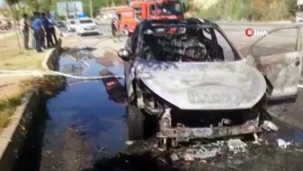 Seyir halindeki otomobil alev alev yandı