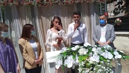 Karantinadaki başkan evinin balkonundan nikah kıydı