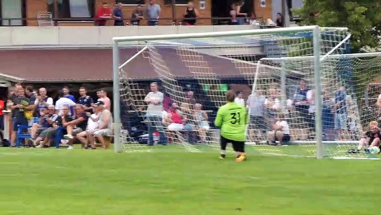 9. Elfmeter: Andreas Bartusch (Seulingen) hält und sorgt damit für den Sieg gegen Wolfhagen