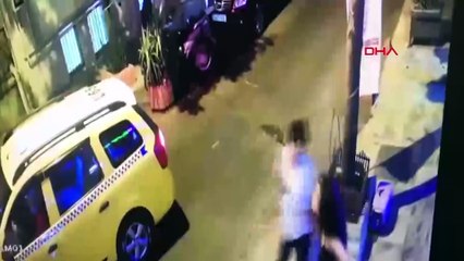 Şarkıcı Çağatay Akman'ın eski sevgilisini darbettiği görüntülendi