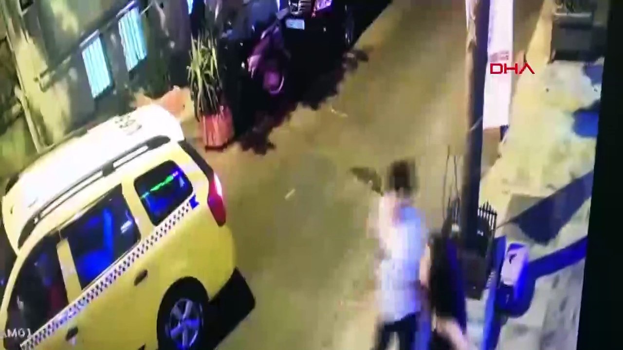 Şarkıcı Çağatay Akman'ın eski sevgilisini darbettiği görüntülendi