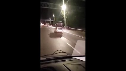 Russie : drôle de façon de transporter une voiture en panne !