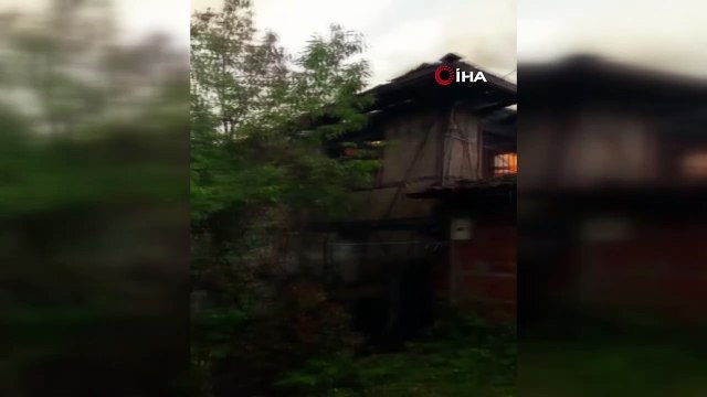 Yıldırımın düştüğü iki katlı ahşap ev alev alev yandı