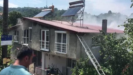 Son dakika gündem: ZONGULDAK - Apartmanın çatısında çıkan yangın hasara neden oldu