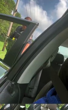 Un policier surpris en train de mettre un sachet suspect à l'arrière d'une voiture lors d'un contrôle