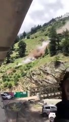 Un éboulement impressionnant détruit un pont