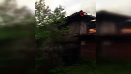 Yıldırım isabet eden 2 katlı ahşap ev cayır cayır yandı