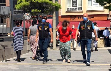 Hırsızlık yaparken kızına gözcülük yaptıran kadın önce kameralara, sonra polise yakalandı