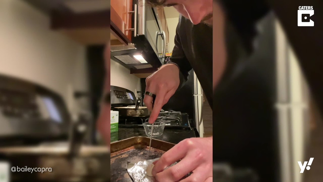 Mann backt das kleinste Brot der Welt aus Teigresten