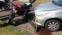 Jovem de 21 anos fica ferido em acidente entre carro e moto na Rua Flamboyant