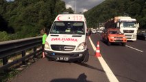 DÜZCE - Anadolu Otoyolu Düzce kesiminde iki araç çapıştı: 3 yaralı