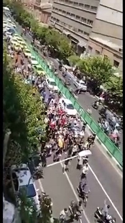 "الموت للمستبد".. مسيرة في طهران احتجاجاً على شح المياه جنوب إيران