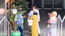 Antonio David Flores, Olga Moreno y Rocío Flores salen de comer en un restaurante