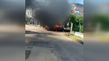 Park halindeki otomobile çarpan minibüs alev alev yandı