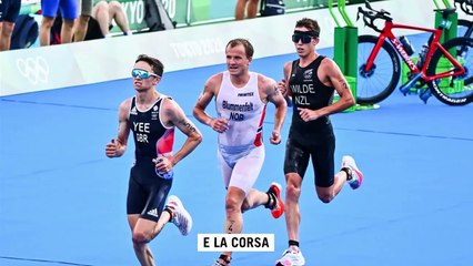Nudo alla meta: dopo la falsa partenza e il malore la tuta invisibile nella pazza gara del triathlon