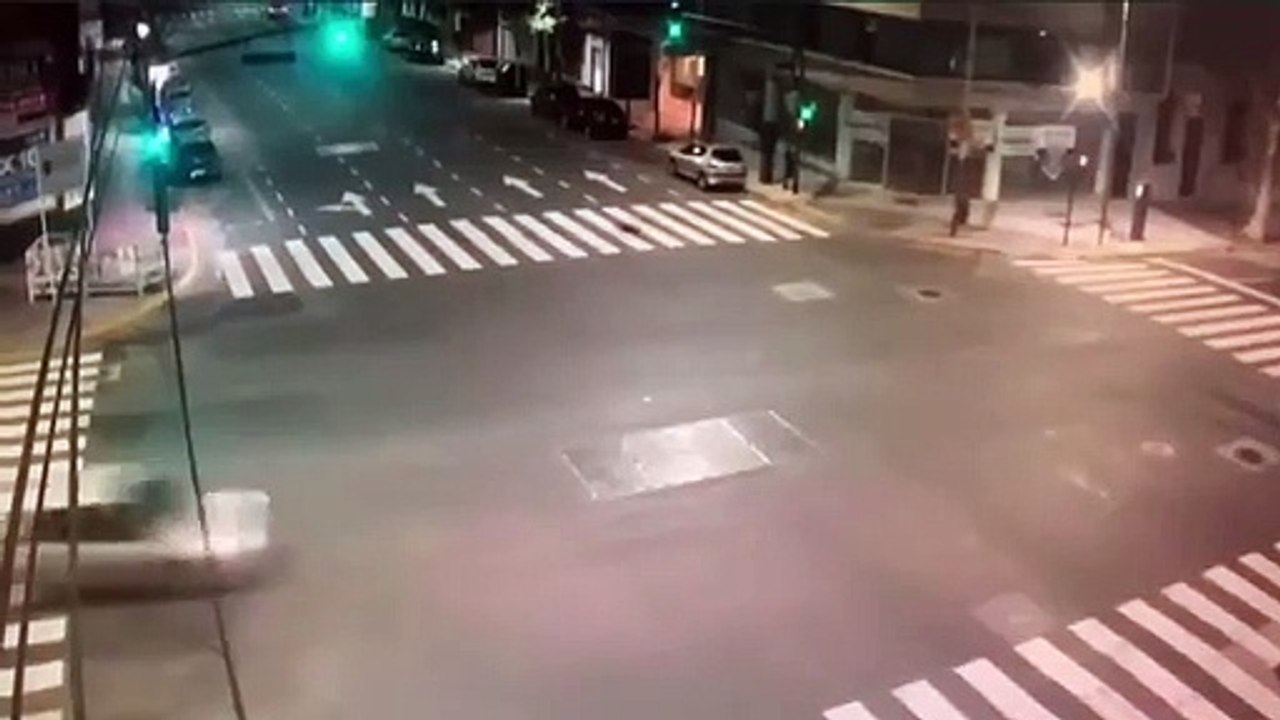 Así fue el choque de Parque Patricios entre la camioneta de la Policía Federal y un Clio