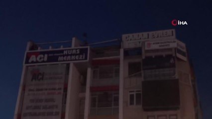 Kent meydanında çatıya çıktı, kalabalık yaşananları film gibi izledi