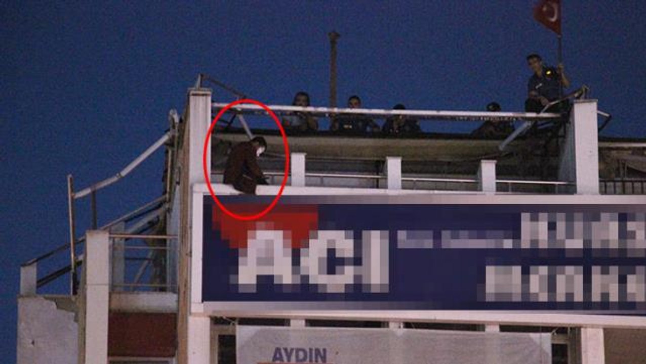 Yoldan geçenler durdu kaldı! 7 katlı binanın çatısında intihara kalkışan kişi 45 dakika sonra ikna edilebildi